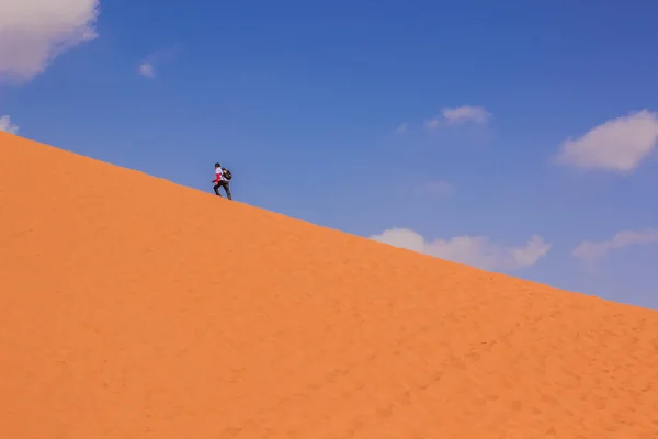 Toeristische Wandelaar Woestijn Zand Duin Heuvel Horizon Landschap Schilderachtig Uitzicht — Stockfoto