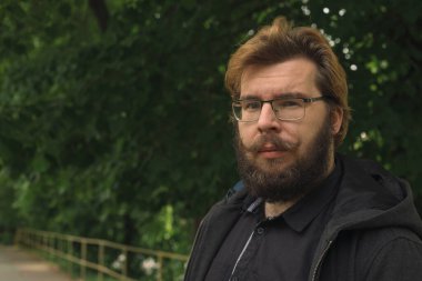 Kırsal kesimde orta yaşlı, sakallı ve bıyıklı bir adam. Baharın baharı bahçesinde.