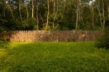 Açık hava doğa bahçesi çevresi ilkbahar zamanı kırsal ahşap sarkık nesne ile