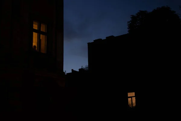 Schwarze Gebäude Silhouette Fenster Gelbe Lichter Abend Wahrzeichen Außenansicht Einsamkeit — Stockfoto