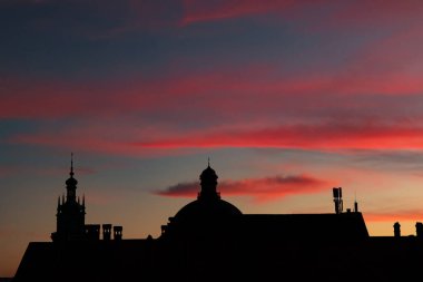 Kutsal Katedral Kubbesi dini akşam gökyüzünde simge şeklinde siluet inşa ediyor. Arka plan manzarası mor turuncu ve mavi renkli. Metnin için boş kopya alanı var, İsrail Kudüs Şehri.