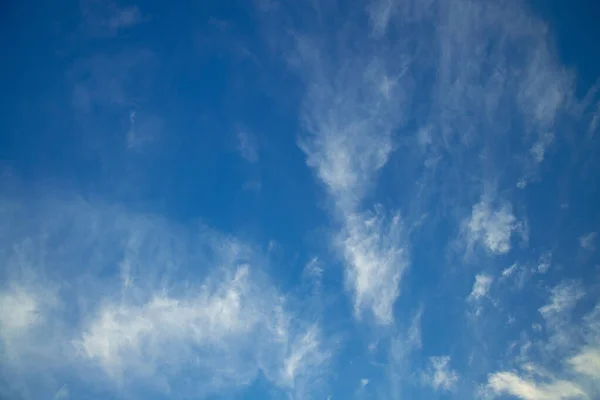 Nubes Blancas Cielo Azul Naturaleza Simple Fotografía Fondo Escénico — Foto de Stock