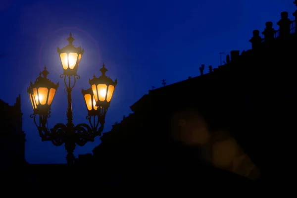 Natt Stad Gata Lykta Ljus Bländning Effekt Romantisk Atmosfär Promenadtid — Stockfoto
