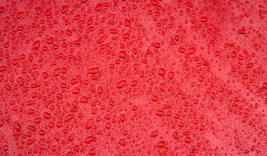 su damlaları kavramına sahip kırmızı yüzey üzerine yoğunlaşma