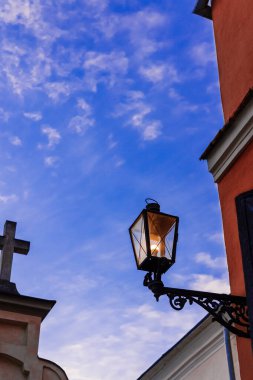 Elektronik ışıklandırma ve mavi gökyüzü arka plan dikey resim konsept fotoğrafçılığı ile klasik fener eski stili sokak dekorasyonu metin alanınız için boş kopya alanı ile