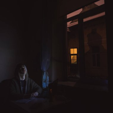 Kithcen 'de çok çalışan yalnız adamın yalnızlık hissi ve geceleri gölge efektleriyle rüya görmek.