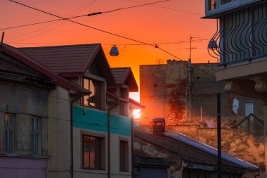 Akşamları güneş ışınları turuncu ışıklı fakir evleri.