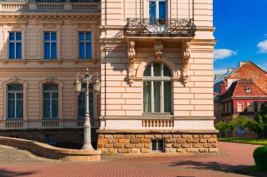 Avusturya-Macaristan mimari sarayı. Renkli şehir fotoğraflarıyla güzel bir bina.