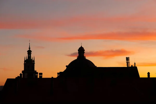 Katedral Kubbe Silueti Akşam Günbatımı Turuncu Gökyüzü Açık Hava Manzaralı — Stok fotoğraf