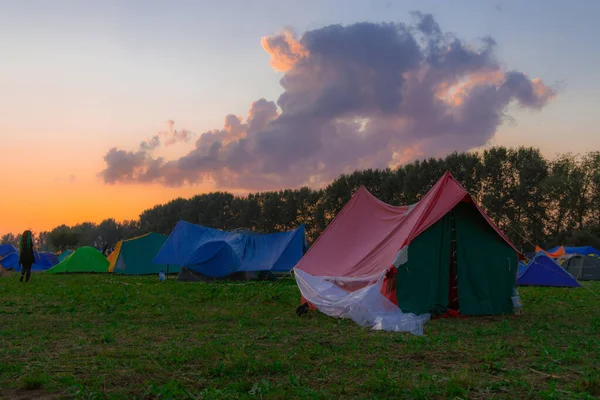 Acampamento Tenda Muitas Pessoas Espaço Festivo Ambiente Livre Anoitecer Após — Fotografia de Stock