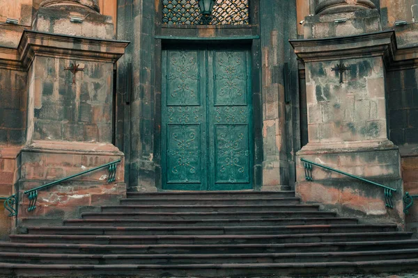 Gotik Mimari Katedral Girişi Simetri Dış Cephe Merdiveni Sessiz Yumuşak — Stok fotoğraf