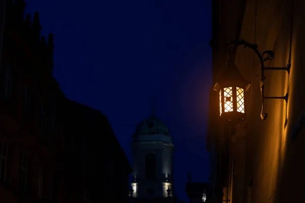 Nacht Alte Stadtstraße Schatten Und Dämmerung Mit Vordergrund Außenlaterne Gelb — Stockfoto