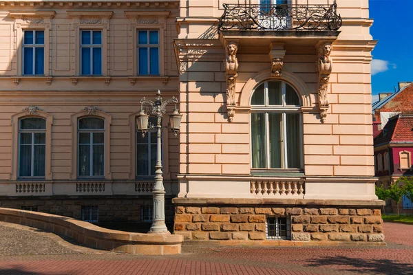 Oostenrijkse Keizerlijke Architectuur Paleis Buitenkant Gevel Oude Stad Straat Bekabeling — Stockfoto