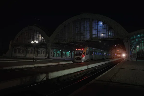 Alkonyat Éjszakai Vasútállomás Vonat Villamos Fény Megvilágítás Nincs Ember Itt — Stock Fotó