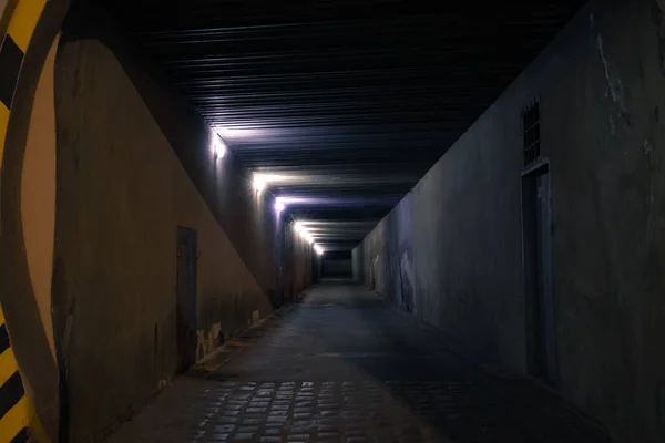 Sombre Passage Souterrain Nuit Temps Criminel Avec Éclairage Électrique Ombre — Photo