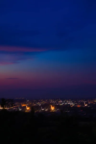 Nocne Miasto Światło Kolorowe Rozmyte Oświetlenie Zachodzie Słońca Zmierzch Pionowe — Zdjęcie stockowe