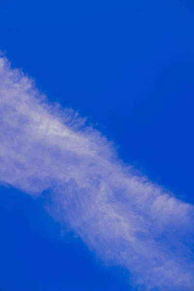 Vertikale Fotografie Des Blauen Himmels Bei Klarem Tag Einfachen Hintergrund — Stockfoto