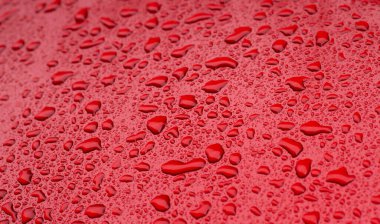 araba temizleme arka plan kavramı su damlaları ile metalik canlı kırmızı yüzey