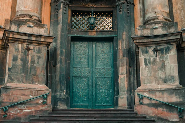 Gotischen Stil Kirche Außen Eingangstür Fassade Seite Architektur Wahrzeichen Objekt — Stockfoto