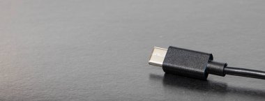 Boş kopya alanı olan gri arkaplandaki yaygın aygıt nesnesi üzerindeki cep telefonu için USB tip-c jack kablosu