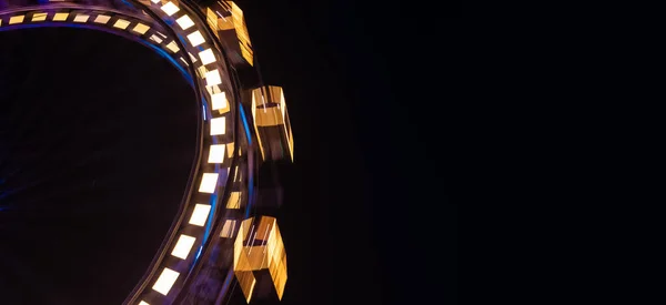 Ferris Kerék Szórakoztató Tárgy Vidámpark Éjjel Hosszú Expozíciós Kör Mozgás — Stock Fotó