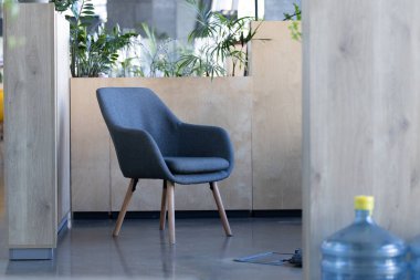 Ofis sandalyesi çalışan uzay hücresi işçi olmadan çalışıyor. İç mekan, iç mekan, çerçeve çalışma düzeni ve mobilya nesnesi