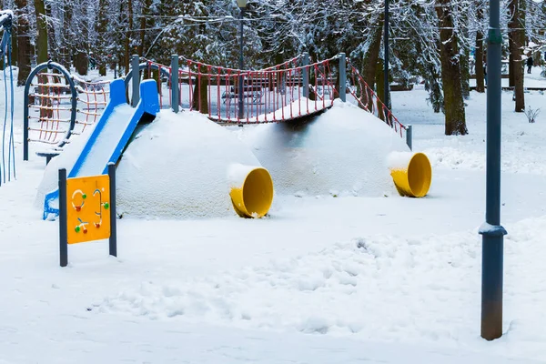 Karlı kış soğuğunda dondurulmuş atlıkarınca metalik maddesi soğuk Aralık çevresi