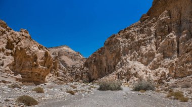 Kanyon vahşi doğası, Afrika bölgesinin engin arazisi, atık araziyi ısıtıyor. Sıcak hava saatinde kum taşı kayaları manzarası.