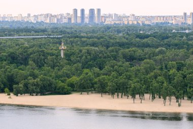 Gökdelenleri olan, gökdelenleri olan, çevresel plaj parkı yeşil alanı bölge manzaralı arka plan sisli manzara manzaralı.