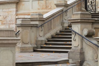 Eski okul kentsel katedral mimari desenleri mermer merdiven ve tırabzan tarihi bina giriş şekilleri yakın görünüm