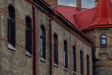 Yeni gotik mimari tarzı şato cephe perspektifi duvarlarını kapatır ve kule arka plan tarihi nesnesi koyu Avrupa estetiği