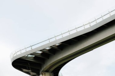 modern köprü metalik inşaat kentsel estetik minimalizm stili tasarım aşağıdan nötr gökyüzü bulutlu arka planda öngörülmektedir