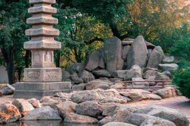 Japon estetik ilkbahar manzarası kayaları bahçe taşı dekoratif sahne ve kültür sütunları güneş doğumu zamanı