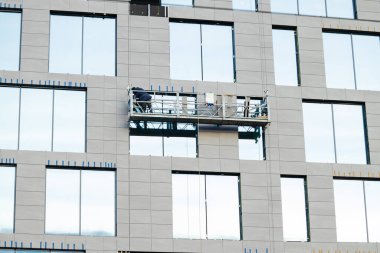 yüksek platformlu asansör vinci endüstriyel inşaat işi inşaatçı tarafından dış bina tarafı için yapılmış.