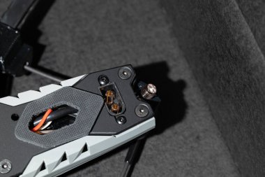 fpv insansız hava aracının gövdesi Ukrayna 'daki savaş teknolojileri için araştırma ve geliştirme sürecinin karanlık stil stüdyosunda açık kablolar ile karbon çerçeve malzeme