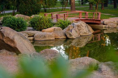 Cennet gibi bir tasarım. Görkemli bir park. Su havuzu. Kayalar.