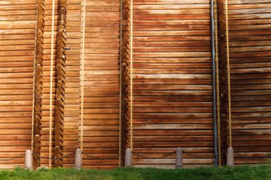 Ukrayna 'nın eski tarihsel sergilerinden oluşan büyük ahşap bir duvar müzenin arka planında güvenlik kamerası var.