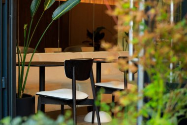 Ilık aydınlık kafeterya üçüncü dalga tasarım tarzı bu alanda insanlar olmadan ve dekoratif elementler objeleri yansıtır