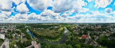 Ukrayna köy binalarının geniş açılı manzaralı hava aracı manzarası bölge parkı açık hava parkı yaz günü