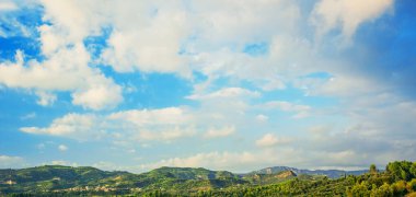 Tropik seyahat manzarası panorama sıradağları Güney Dünya bölgesi bulut manzarası duvar kağıdı konsept görünümü