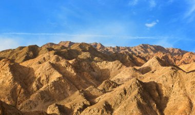 Fas çöl kum tepelerinin aşırı arazisi hava aracı görüntüsü yukarıdan duvar kağıdı desenli doğa manzarasının güzelliği mavi gökyüzü arkaplanlı ufuk çizgisi Dünya