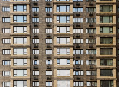 Megapolis şehrindeki çok katlı apartman kompleksi büyük mimari obje altın renkli duvarlar ve bir sürü pencere.