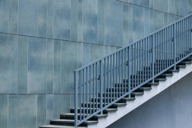 Depo endüstriyel uzay metalik acil durum merdivenleri duvar perspektifi boyunca boş minimalizm kopyalama alanı reklam metni için burada