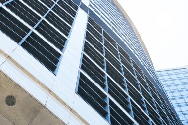 Gökdelen çerçeve, cam dış pencereler ve beton duvarlar inşa etmenin temel kısmından öngörülen geometrik konsept kentsel desen