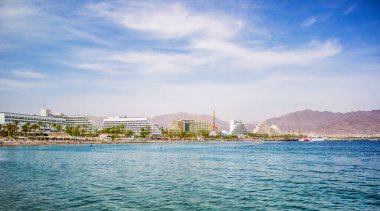 Tatil beldesi sahil şeridi manzarası yaz tatili mevsimi tatil bölgesi Güney Avrupa bölgesi manzara manzarası geniş açı