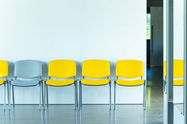 Salon sandalyeleri, içişleri koridorundaki idari binada oturmak için sıra.