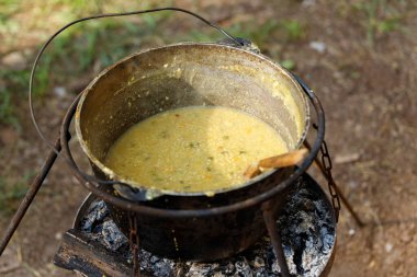 Kazan yulaf lapası kampı yangını. Yemek pişirme tarzı yemek konsepti fotoğrafçılığı.