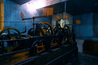 Bu nesne için belediye binasında saat çalışma mekanizması endüstriyel Viktorya dönemi estetik eski yapısı