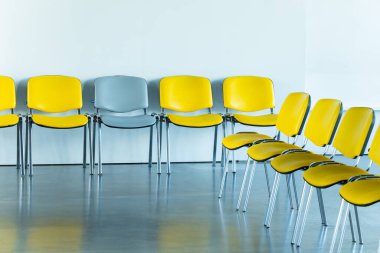 Lobi alanı, koridorda iş yeri olmayan sıra sıra sandalyeler.