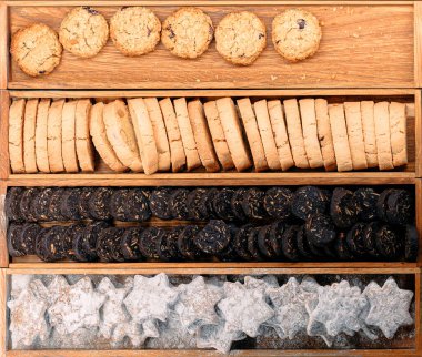 Pastane ve kafe yemekleri tatlı kutuları tezgah görüntüsü reklam konseptinin kare boyutunu karıştırıyor.